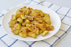 סלט קישואים מבושל במחבת